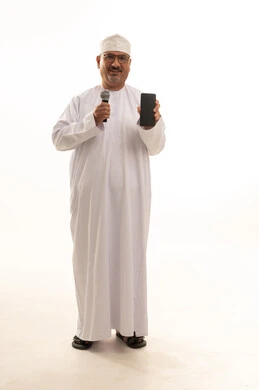 مهارة وفن الألقاء،مهارة وفن الألقاء، تقديم فقرات ثقافية، مفهوم الرجولة والوقار، بورتريه لرجل كبير بالسن عربي خليجي عماني يرتدي الدشداشة التقليدية والكمه العمانية والنظارة الطبية يقف ويحمل مايكروفون وهاتف بإيماءات البشاشة والسرر، الجسم بالطول الكامل، خلفية بيضاء