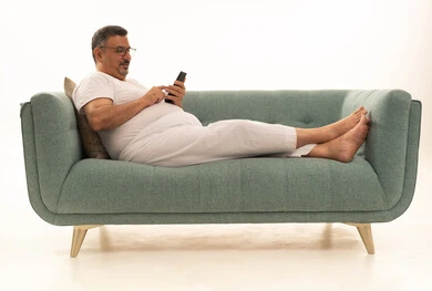 تصفح مواقع التواصل الاجتماعي عبر الجوال، جهاز تقني حديث ومتطور، بورتريه لرجل كبير بالسن عربي سعودي خليجي يرتدي سروال و فانيلة ويضع نظارات طبية يجلس على اريكة مريحة يقوم باستخدام الهاتف المحمول، خلفية بيضاء تصفح مواقع التواصل الاجتماعي عبر الجوال، جهاز تقني حديث ومتطور، بورتريه لرجل كبير بالسن عربي سعودي خليجي يرتدي سروال و فانيلة ويضع نظارات طبية يجلس على اريكة مريحة يقوم باستخدام الهاتف المحمول، خلفية بيضاء