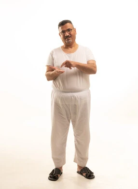 تحديد عنصر هولوجرامي ،الاشارة باصبع السبابة نحو شيء ما في يده ،النظر الى الكاميرا بايماءات الجدية والثقة بالنفس، بورتريه لرجل كبير السن عربي خليجي سعودي يرتدي سروال وفنيله ونظارات طبية ، الجسم بالطول الكامل، خلفية بيضاء