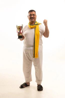 رفع قبضة اليد بإيماءات الفوز والسرور، الحماس والتفاعل مع المنتخب، بورتريه لرجل كبير السن عربي خليجي سعودي يرتدي سروال وفنيله ونظارات طبية يضع وشاح فريقه المفضل ويحمل الكأس الذهبي، تشجيع الاندية الرياضية، الجسم بالطول الكامل، خلفية بيضاء رفع قبضة اليد بإيماءات الفوز والسرور، الحماس والتفاعل مع المنتخب، بورتريه لرجل كبير السن عربي خليجي سعودي يرتدي سروال وفنيله ونظارات طبية يضع وشاح فريقه المفضل ويحمل الكأس الذهبي، تشجيع الاندية الرياضية، الجسم بالطول الكامل، خلفية بيضاء