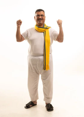 النظر إلى الكاميرا ورفع قبضتي اليد بإيماءات الفوز والسرور، الحماس والتفاعل مع المنتخب، بورتريه لرجل كبير السن عربي خليجي سعودي يرتدي سروال وفنيله ونظارات طبية يضع وشاح فريقه المفضل، أنديه رياضية مختلفة، الجسم بالطول الكامل، خلفية بيضاء