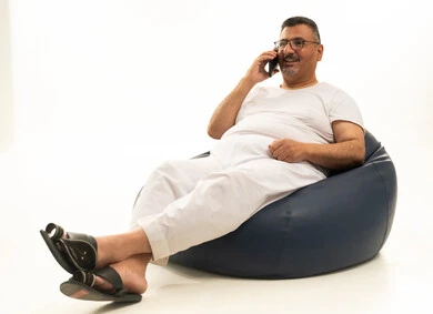 إجراء مكالمة هاتفية مع الأهل والاصدقاء، جهاز تقني حديث ومتطور، بورتريه لرجل كبير بالسن عربي سعودي خليجي يرتدي سروال و فانيلة ويضع نظارات طبية يجلس على كرسي بين باج مريح يقوم باستخدام الهاتف المحمول، خلفية بيضاء إجراء مكالمة هاتفية مع الأهل والاصدقاء، جهاز تقني حديث ومتطور، بورتريه لرجل كبير بالسن عربي سعودي خليجي يرتدي سروال و فانيلة ويضع نظارات طبية يجلس على كرسي بين باج مريح يقوم باستخدام الهاتف المحمول، خلفية بيضاء