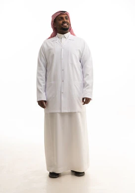 العمل في القطاع الصحي السعودي، إجراء الفحوصات اللازمة، مفهوم الطب والرعاية الصحية ، بورتريه لطبيبب سعودي خليجي مبتسم يرتدي الشماغ والزي التقليدي والمعطف الابيض  يقدم خدماته للمرضى بكل كفاءه،  خلفية بيضاء