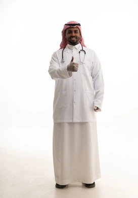 تعابير الموافقة والرضي ،العمل في القطاع الصحي السعودي، إجراء الفحوصات اللازمة، مفهوم الطب والرعاية الصحية ، بورتريه لطبيبب سعودي خليجي مبتسم يرتدي الشماغ والزي التقليدي والمعطف الابيض ينظر للكاميرا يقدم خدماته للمرضى بكل كفاءه،  خلفية بيضاء