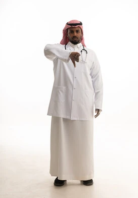 ايماءات الرفض وعدم الموافقة ، العمل في القطاع الصحي السعودي، إجراء الفحوصات اللازمة، مفهوم الطب والرعاية الصحية ، بورتريه لطبيبب سعودي خليجي مبتسم يرتدي الشماغ والزي التقليدي والمعطف الابيض ينظر للكاميرا يقدم خدماته للمرضى بكل كفاءه،  خلفية بيضاء