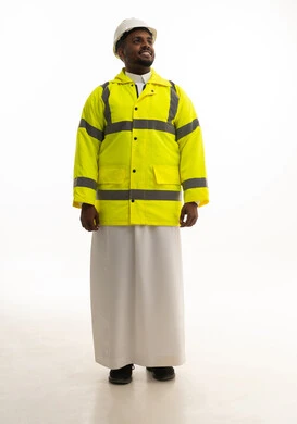 مفهوم الهندسة والانشاءات المعمارية، العمل في القطاع الهندسي،بورتريه لمهندس عربي خليجي سعودي مبتسم يرتدي الثوب التقليدي والخوذه وسترة الحماية ينظر بإيماءات السرور، مهن ووظائف سعودية، الإعمار بسواعد أبناء الوطن