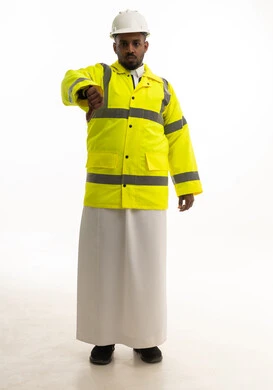 تعابير الرفض وعدم الموافقة ، العمل في القطاع الهندسي،مفهوم الهندسة والانشاءات المعمارية، بورتريه لمهندس عربي خليجي سعودي مبتسم يرتدي الثوب التقليدي والخوذه وسترة الحماية ينظر بإيماءات السرور، مهن ووظائف سعودية، الإعمار بسواعد أبناء الوطن