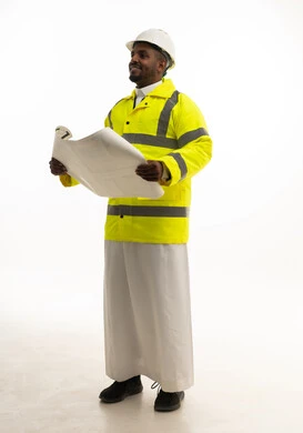 بورتريه لمهندس عربي خليجي سعودي يرتدي الثوب التقليدي والسترة الخاصة وخوذة الحماية يقف وبيده مخطط هندسي ، المتابعة والإشراف على العمل بشكل مباشر، الإعمار بسواعد أبناء الوطن، مفهوم الهندسة والانشاءات المعمارية، الجسم بالطول الكامل، خلفية بيضاء