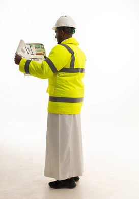 الاحتراف فى التخطيط، المتابعة والإشراف على العمل بشكل مباشر، الإعمار بسواعد أبناء الوطن، مفهوم الهندسة والانشاءات المعمارية، بورتريه لمهندس عربي خليجي سعودي يرتدي الثوب التقليدي والسترة الخاصة وخوذة الحماية يقف وبيده مخطط هندسي ، الجسم بالطول الكامل، خلفية بيضاء