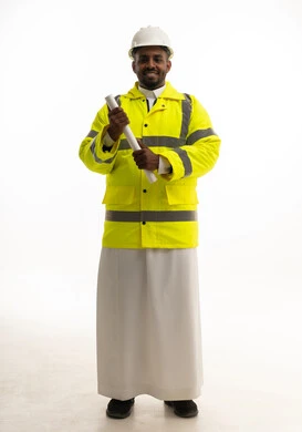 الإعمار بسواعد أبناء الوطن، المتابعة والإشراف على العمل بشكل مباشر، مفهوم الهندسة والانشاءات المعمارية، بورتريه لمهندس عربي خليجي سعودي يرتدي الثوب التقليدي والسترة الخاصة وخوذة الحماية يقف وبيده مخطط هندسي ، الجسم بالطول الكامل، خلفية بيضاء