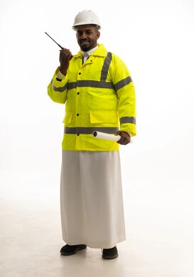 استخدام التكنولوجيا الحديثة ،المتابعة والإشراف على العمل بواسطة جهاز تقني، الإعمار بسواعد أبناء الوطن، مفهوم الهندسة والانشاءات المعمارية، بورتريه لمهندس عربي خليجي سعودي يرتدي الثوب التقليدي والسترة الخاصة وخوذة الحماية يقف وبيده مخطط هندسي ، الجسم بالطول الكامل، خلفية بيضاء