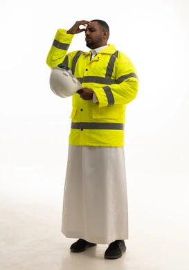 نسيان وجهلة شئ ما ، المتابعة والإشراف على العمل بواسطة جهاز تقني، الإعمار بسواعد أبناء الوطن، مفهوم الهندسة والانشاءات المعمارية، بورتريه لمهندس عربي خليجي سعودي يرتدي الثوب التقليدي والسترة الخاصة وخوذة الحماية يقف بايماءات الندم ، الجسم بالطول الكامل، خلفية بيضاء