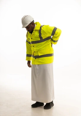 تعابير الحاجة الى الراحه ، المتابعة والإشراف على العمل بواسطة جهاز تقني، الإعمار بسواعد أبناء الوطن، مفهوم الهندسة والانشاءات المعمارية، بورتريه لمهندس عربي خليجي سعودي يرتدي الثوب التقليدي والسترة الخاصة وخوذة الحماية يقف بايماءات التعب والارهاق ، الجسم بالطول الكامل، خلفية بيضاء