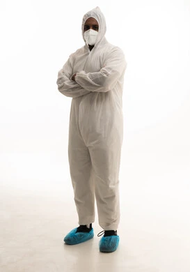 بورتريه لطبيب سعودي يرتدي معدات وقائية لمكافحة فيروس كورونا يرتدي رداء أبيض بلاستيكي قياسي و كمامة الوجه ينظر الى الكاميرا بتعابير الجدية، تجنب انتشار العدوى ، خلفية بيضاء