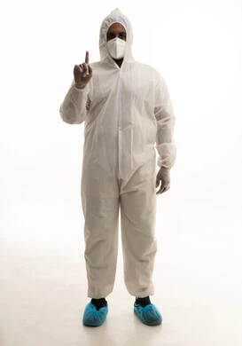 تحديد موقع معين ، الاشاره الى هدف ما ،بورتريه لطبيب سعودي يرتدي معدات وقائية لمكافحة فيروس كورونا يرتدي رداء أبيض بلاستيكي قياسي و كمامة الوجه ينظر الى الكاميرا بتعابير الجدية، تجنب انتشار العدوى ، خلفية بيضاء