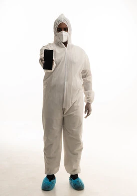 عرض شاشة سوداء، بورتريه لطبيب سعودي يرتدي معدات وقائية لمكافحة فيروس كورونا يرتدي رداء أبيض بلاستيكي قياسي و كمامة الوجه ، استخدام الهاتف المحمول ، التكنولوجيا والتقنيات الحديثة فى العمل ، تجنب انتشار العدوى ، خلفية بيضاء