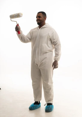 المهارة و اتقان العمل ، عامل دهان محترف ، بورتريه لشاب سعودي خليجي يعمل كمهندس فني  يزاول مهنته باحتراف ،  رجل حرفي دهان ، معدات و ادوات التشطيب ، خلفية بيضاء