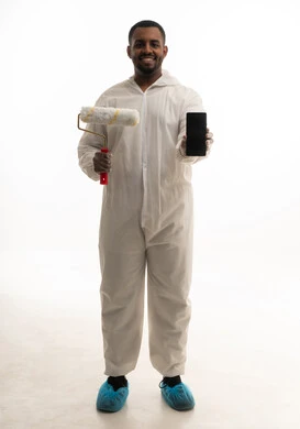 استخدام التقنيات الحديثة ، المهارة و اتقان العمل ، عامل دهان محترف ، بورتريه لشاب سعودي خليجي يعمل كمهندس فني  يزاول مهنته باحتراف ،  رجل حرفي دهان ، معدات و ادوات التشطيب ، خلفية بيضاء