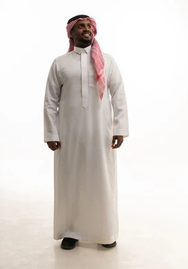 بورتريه لرجل عربي خليجي سعودي يرتدي الشماغ والزي التقليدي ينظر الى الاعلى بإيماءات السرور والسعادة ، الاهتمام بالأناقة والمظهر الخارجي ،مفهوم الرجولة والقوة والثقة بالنفس، خلفية بيضاء