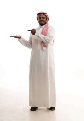 تعابير الفرح والسرور والاشاره الى شئ ما،بورتريه لرجل عربي خليجي سعودي مبتسم يرتدي الشماغ والثوب التقليدي يشير بإصبع السبابة ليده الأخرى، الامساك بعنصر ما بإيماءات الاعجاب،  خلفية بيضاء