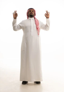 الموافقه والقبول, الإمتياز والتميز, بورتريه لرجل عربي خليجي سعودي مبتسم يرتدي الشماغ والثوب التقليدي يجلس على كرسي مريح يرفع يده لاعلى بإيماءات وجه ويدين تدل على الإعجاب والرضى,  خلفيه بيضاء