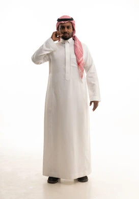 التفكير بعمق وشرود الذهن، القلق والحيرة في اتخاذ القرار الصحيح، محاولة إيجاد حل للمشكلات الصعبة، بورتريه لرجل عربي خليجي سعودي يرتدي الثوب التقليدي والشماغ  يضع يده بإيماءات الحيرة، خلفية بيضاء