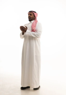 الطلب بترجي وتذلل من رب العباد, التضرع إلى الله تعالى, ،بورتريه لرجل عربي خليجي سعودي يرتدي الثوب التقليدي والشماغ  يرفع يديه بخشوع واستعطاف, طلب العون والرغبة في تحقيق الأمنيات, الوقوف بإيماءات الدعاء والتوسل والاسترحام, خلفية بيضاء