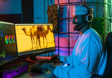 تعديل المشاهد وإضافة المؤثرات، صورة من الجانب لمونتير عربي خليجي عماني يرتدي الدشداشة و الكمة وسماعات الرأس يجلس داخل الاستوديو يستخدم شاشات متعددة لتصميم الفيديوهات، مفهوم صناعة المحتوى الرقمي، النقر على لوحه المفاتيح تعديل المشاهد وإضافة المؤثرات، صورة من الجانب لمونتير عربي خليجي عماني يرتدي الدشداشة و الكمة وسماعات الرأس يجلس داخل الاستوديو يستخدم شاشات متعددة لتصميم الفيديوهات، مفهوم صناعة المحتوى الرقمي، النقر على لوحه المفاتيح