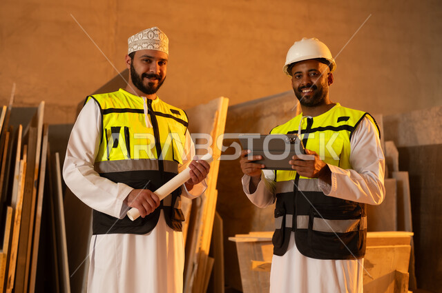 جودة الانتاج المحلي الوطني, صناعة الأثاث المنزلي والمكتبي، رجلان مهندسان عربيان خليجيان عمانيان يرتديان الدشداشة وزي العمل يعملان على جهاز التابلت، دمج التقنية والتكنولوجيا في المعامل، مصانع ومعامل سلطنة عمان, أدوات ومعدات مصنوعة من الرخام