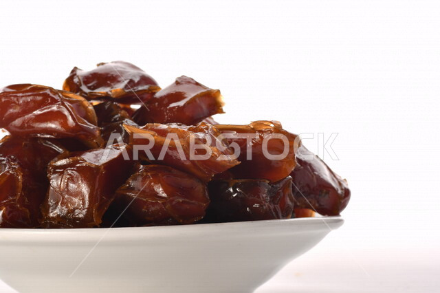 صحن مليء بالتمر, تمر خلاص تمر صحي ولذيذ, وعاء من التمر المكنوز, تمور المملكه العربيه السعوديه, تمور المدينه المنوره
