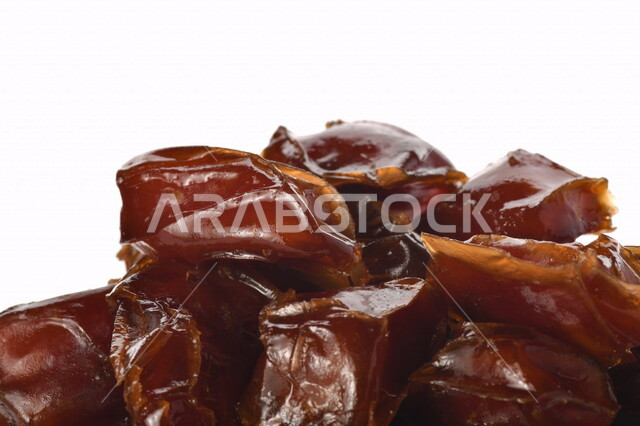 صحن مليء بالتمر, تمر خلاص تمر صحي ولذيذ, وعاء من التمر المكنوز, تمور المملكه العربيه السعوديه, تمور المدينه المنوره