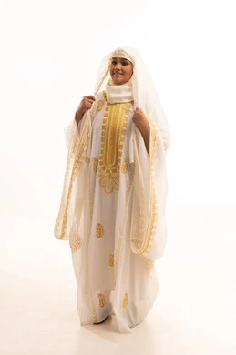 ذكرى تأسيس الدولة السعودية الأولى٢٢فبراير، الاهتمام بالمظهر الخارجي والنعومة، بورتريه لامرأة عربية خليجية سعودية مبتسمة ترتدي الشيلة والنشل تنظر الى الكاميرا بتعابير الفخر والاعتزاز، يوم بدينا١٧٢٧م، ارتداء أزياء المنطقة الشرقية، الجسم الكامل بالطول، خلفية بيضاء