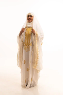 النظر الى الكاميرا بتعابير الفخر والاعتزاز، ذكرى تأسيس الدولة السعودية الأولى٢٢فبراير، الاهتمام بالمظهر الخارجي والنعومة، بورتريه لامرأة عربية خليجية سعودية مبتسمة ترتدي الشيلة والنشل، يوم بدينا١٧٢٧م، ارتداء أزياء المنطقة الشرقية، الجسم الكامل بالطول، خلفية بيضاء