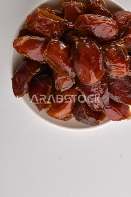 صحن مليء بالتمر, تمر خلاص تمر صحي ولذيذ, وعاء من التمر المكنوز, تمور المملكه العربيه السعوديه, تمور المدينه المنوره