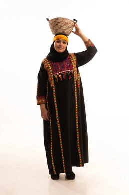 Pride in historical heritage, the day we started 1727 AD, wearing the costume of the central region, the anniversary of the founding of the first Saudi state, February 22, popular professions and handicrafts, portrait of a Saudi Arabian Gulf woman wearing a kurta and a hama carrying a straw basket on her head, full-length body, white background