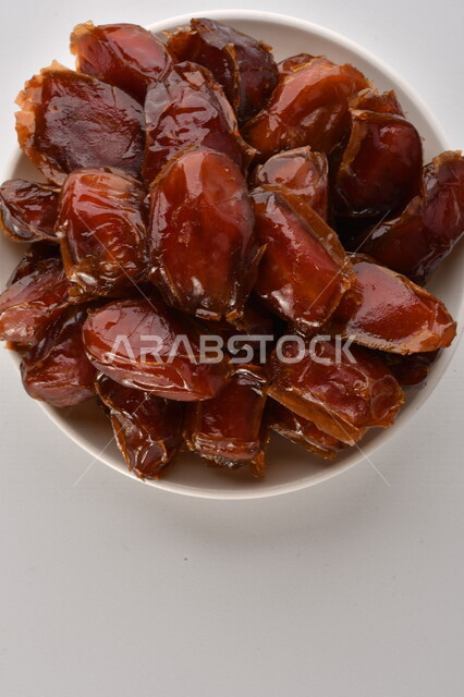 صحن مليء بالتمر, تمر خلاص تمر صحي ولذيذ, وعاء من التمر المكنوز, تمور المملكه العربيه السعوديه, تمور المدينه المنوره