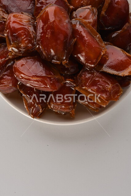 صحن مليء بالتمر, تمر خلاص تمر صحي ولذيذ, وعاء من التمر المكنوز, تمور المملكه العربيه السعوديه, تمور المدينه المنوره