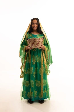 Wearing the costumes of the central region, traditional folk crafts and works, the anniversary of the founding of the first Saudi state, February 22, women's handicrafts, a portrait of a Saudi Arabian Gulf woman wearing a shayla and bisht carrying a basket made of straw, celebrating Badina Day 1727 AD, a full-body photo, white background