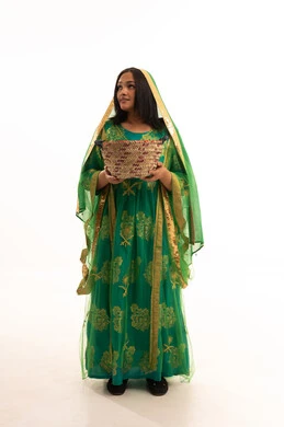 حرف وأعمال شعبية تقليدية، ارتداء أزياء المنظقة الوسطى، ذكرى تأسيس الدولة السعودية الاولى ٢٢ فبراير، مشغولات يدوية نسائية، بورتريه لسيدة عربية خليجية سعودية ترتدي الشيلة والبشت تحمل سلة مصنوعة من القش، الاحتفال بيوم بدينا ١٧٢٧م، صورة لكامل الجسم، خلفية بيضاء