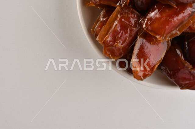 صحن مليء بالتمر, تمر خلاص تمر صحي ولذيذ, وعاء من التمر المكنوز, تمور المملكه العربيه السعوديه, تمور المدينه المنوره