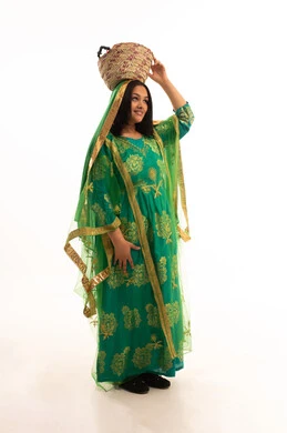 الاحتفال بيوم بدينا ١٧٢٧م، مشغولات يدوية نسائية، حرف شعبية تقليدية، ارتداء أزياء المنطقة الوسطى، ذكرى تأسيس الدولة السعودية الاولى ٢٢ فبراير، بورتريه لسيدة عربية خليجية سعودية ترتدي الشيلة والبشت تضع على رأسها سلة مصنوعة من القش، صورة لكامل الجسم، خلفية بيضاء