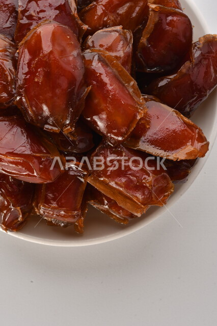 صحن مليء بالتمر, تمر خلاص تمر صحي ولذيذ, وعاء من التمر المكنوز, تمور المملكه العربيه السعوديه, تمور المدينه المنوره