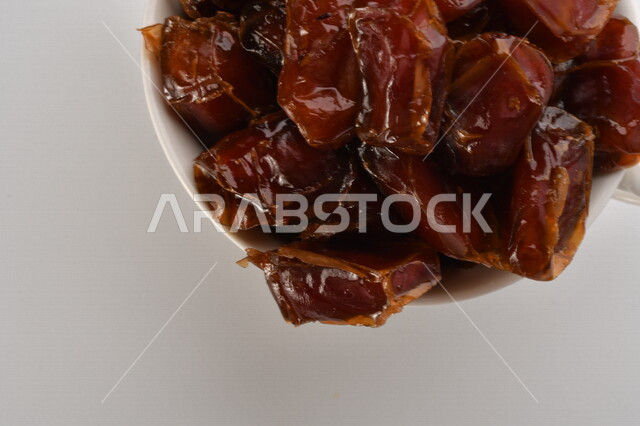 صحن مليء بالتمر, تمر خلاص تمر صحي ولذيذ, وعاء من التمر المكنوز, تمور المملكه العربيه السعوديه, تمور المدينه المنوره