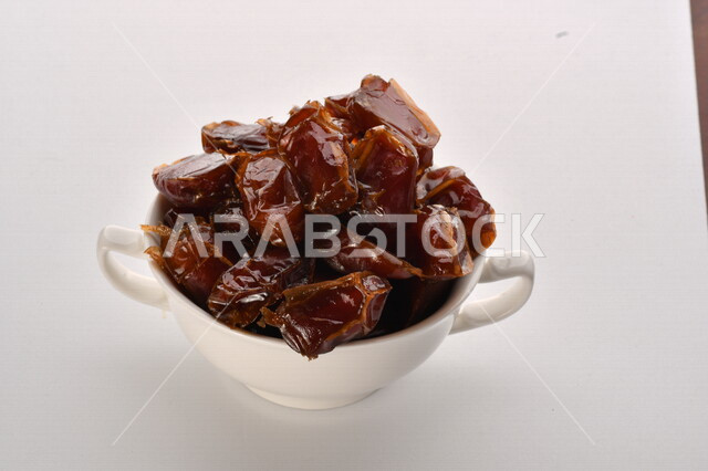 صحن مليء بالتمر, تمر خلاص تمر صحي ولذيذ, وعاء من التمر المكنوز, تمور المملكه العربيه السعوديه, تمور المدينه المنوره