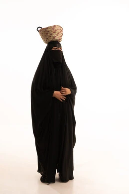 حرف وأعمال شعبية تقليدية، الاحتفال بيوم بدينا ١٧٢٧م، مشغولات يدوية نسائية، ذكرى تأسيس الدولة السعودية الاولى ٢٢ فبراير، بورتريه لسيدة عربية خليجية سعودية ترتدي البرقع والعباءة السوداء تضع على رأسها سلة مصنوعة من القش، صورة لكامل الجسم، خلفية بيضاء