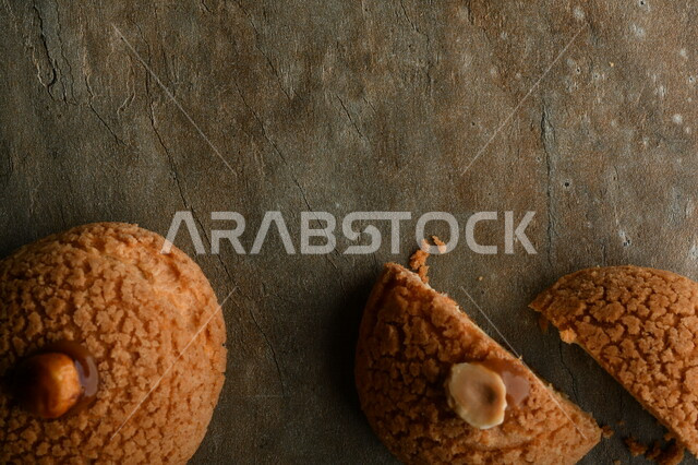 فطيره محلاه, دونات, بنز, حلا قهوه , قطع من الحلوى مقطعه على طاوله 