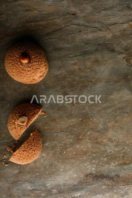 فطيره محلاه, دونات, بنز, حلا قهوه , قطع من الحلوى مقطعه على طاوله 