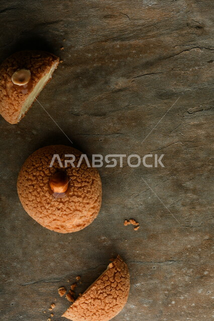 فطيره محلاه, دونات, بنز, حلا قهوه , قطع من الحلوى مقطعه على طاوله 