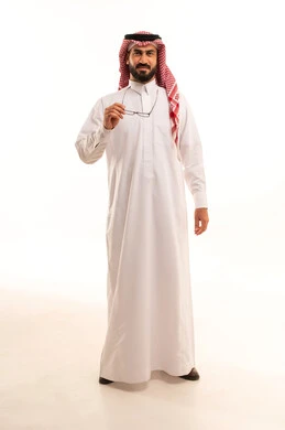 مفهوم طول النظر وقصره, استخدام النظارة الطبية لتصحيح البصر, بورتريه لرجل عربي خليجي سعودي يرتدي الثوب الابيض و الشماغ يمسك نظارته بيديه بايماءات استخدام الوسائل المساعده على النظر باستخدام النظارات الزجاجيه الطبيه، الجسم بالطول الكامل، خلفية بيضاء