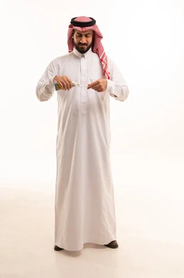 تنظيف الفم والأسنان بشكل منتظم، بورتريه لرجل عربي خليجي سعودي يرتدي الثوب الابيض و الشماغ يقوم بتنظيف الأسنان بالفرشاة ومعجون الأسنان ، تجنب تسوس الاسنان وامراض اللثة ، الجسم بالطول الكامل ، خلفية بيضاء